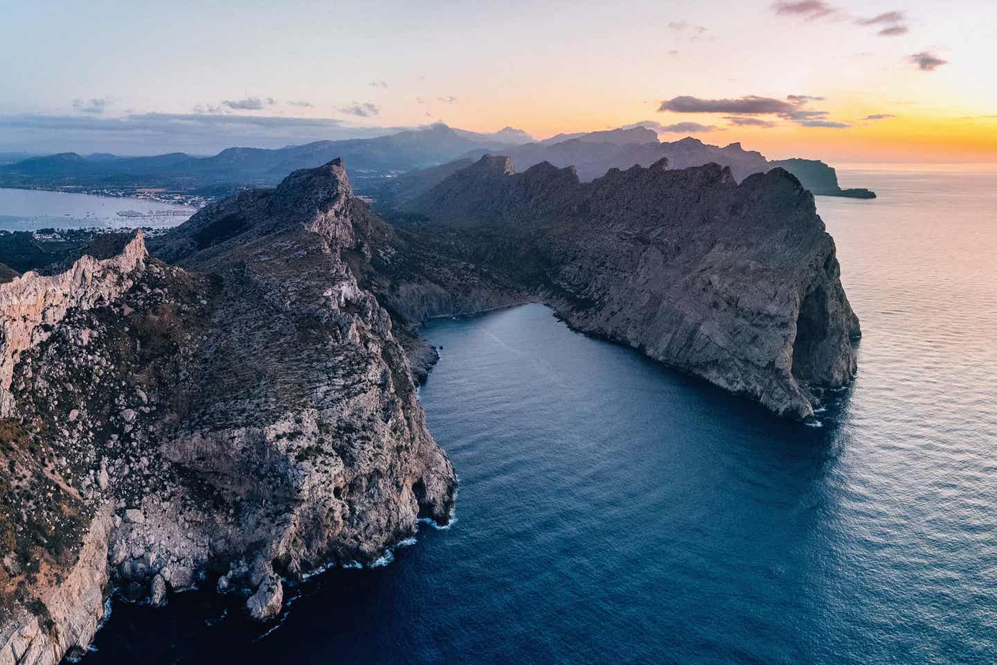 Eine Luftaufnahme des Cap de Formentor im Sonnenuntergang