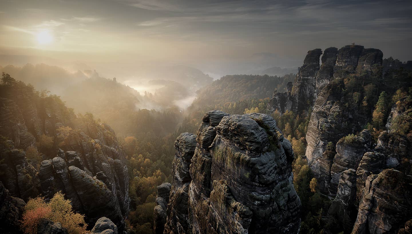 Sachsen Urlaub mit DERTOUR. Die Bastei in der Sächsischen Schweiz bei einem nebligen Sonnenaufgang