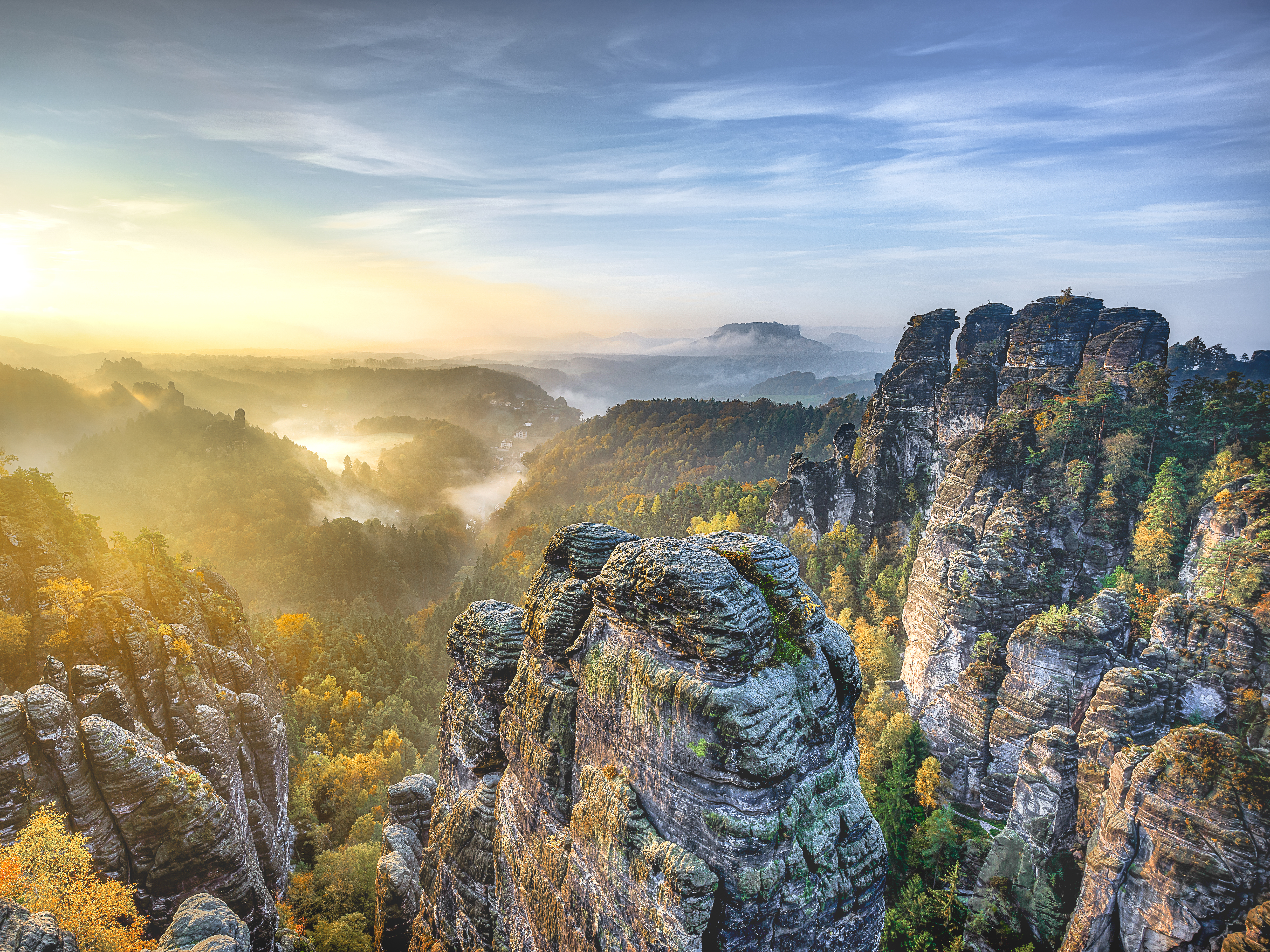 deutschland-sachsen-bastei-saechsische-schweiz-sonnenaufgang-g-655468124.jpg