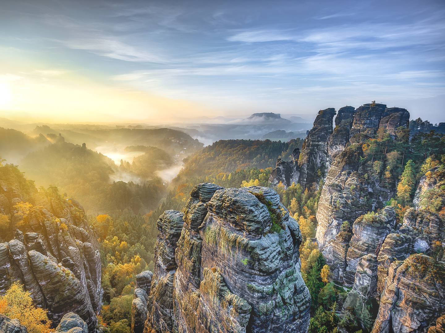 Sachsen Urlaub mit DERTOUR. Die Bastei in der Sächsischen Schweiz bei einem nebligen Sonnenaufgang