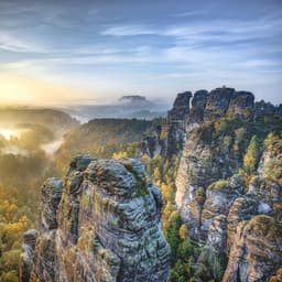deutschland-sachsen-bastei-saechsische-schweiz-sonnenaufgang-g-655468124.jpg