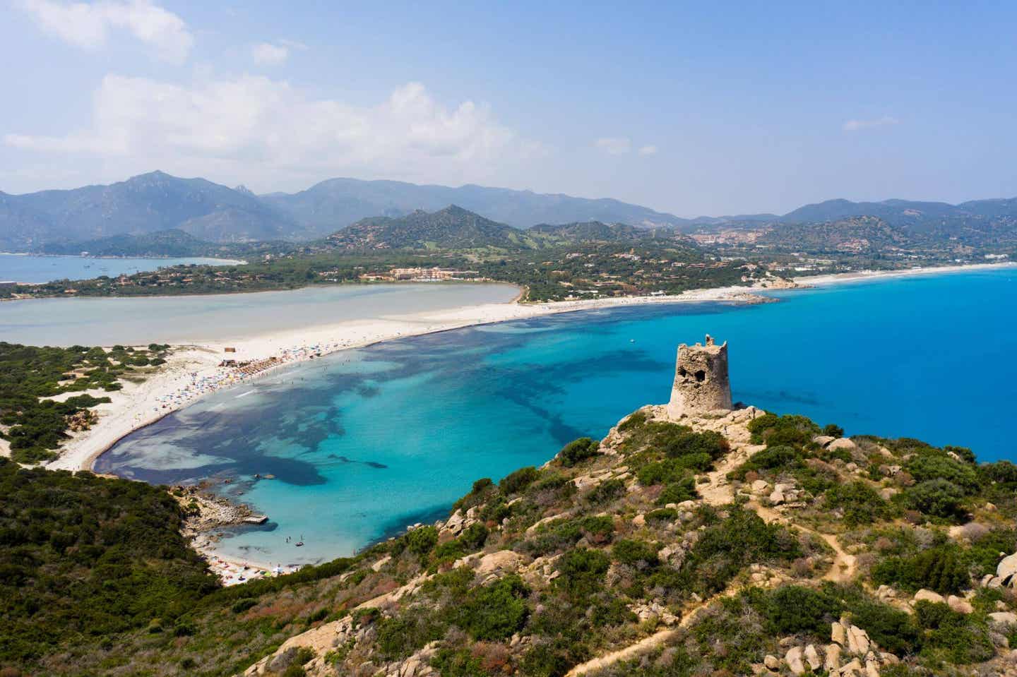 Blick auf den Porto Giunco Strand und türkisblaues Meer in Sardinien