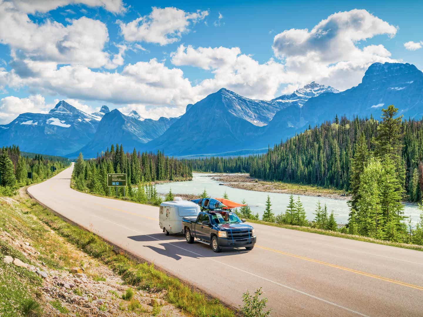 Unterwegs auf dem Icefields Parkway – Naturkino auf jeder Etappe Icefields Parkway in Kanada mit Ausblick auf Berge und Nadelwald