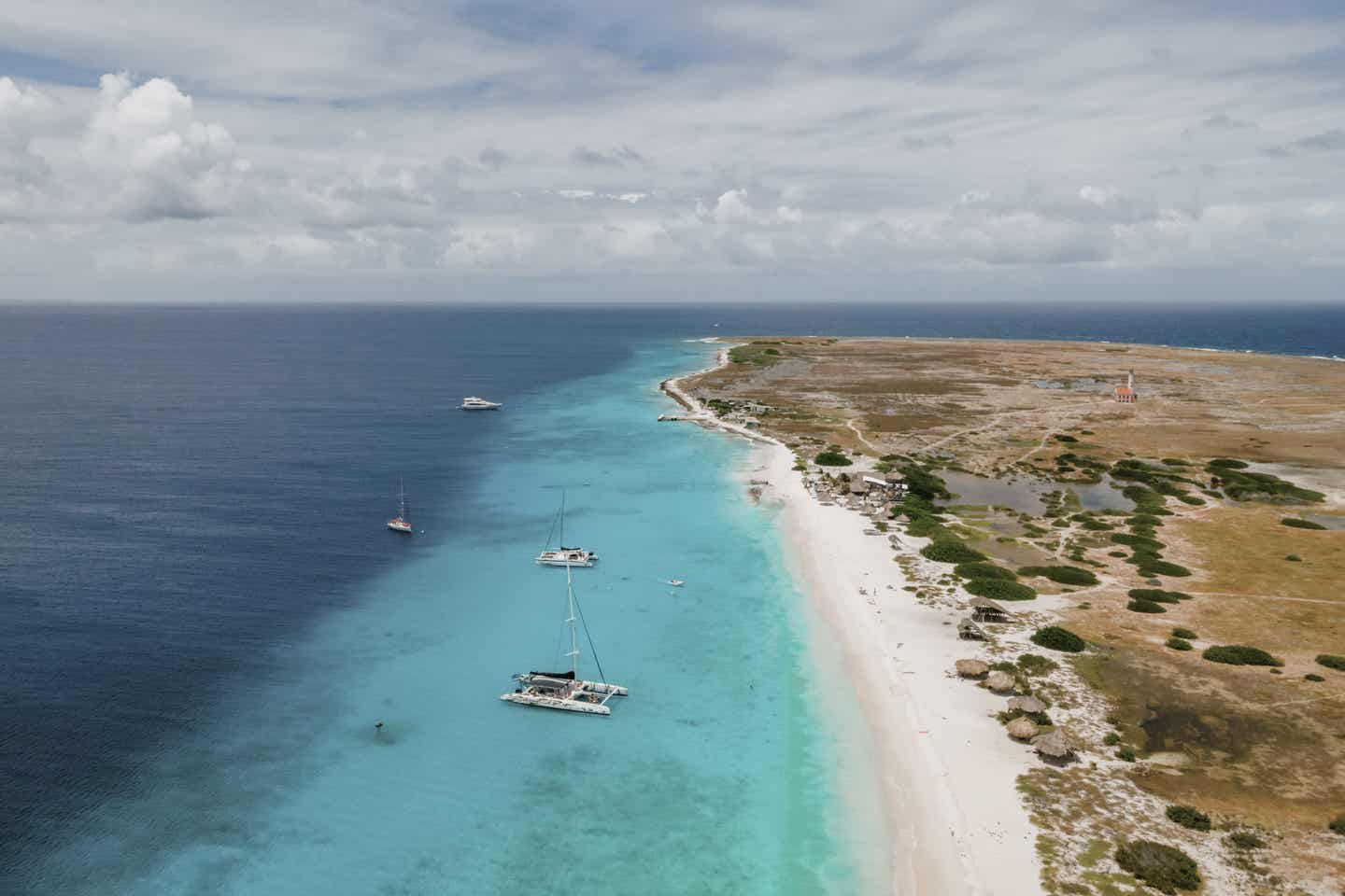 Curacao beste Reisezeit: Luftaufnahme von einem Strand mit Booten