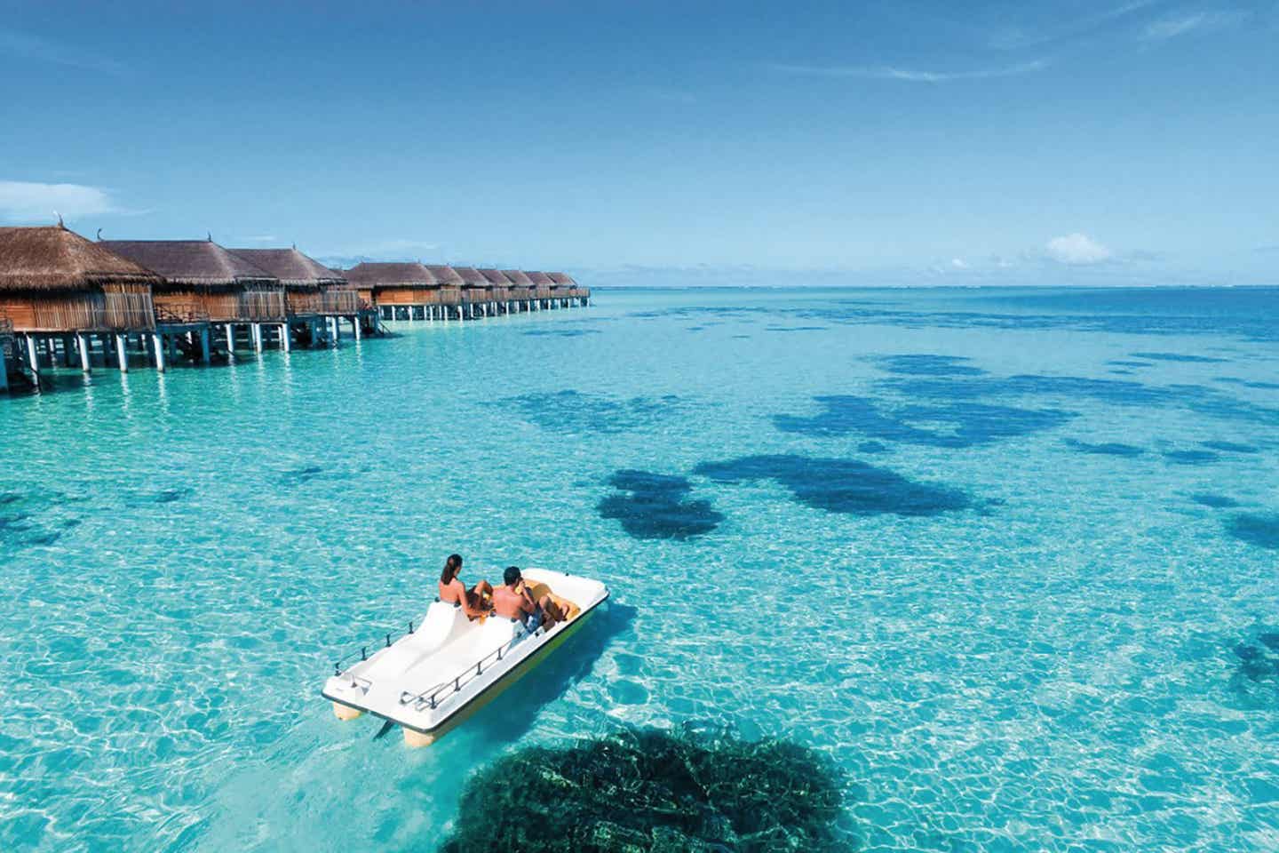 Tretboot auf dem kristallblauem Wasser
