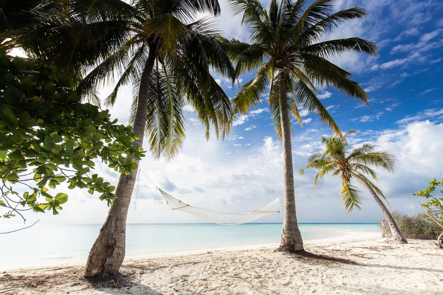 Reiseziele Winter: Hängematte auf den Malediven am Strand