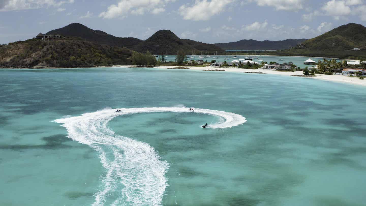 Antigua Urlaub mit DERTOUR. Jetskifahrer vor dem Jolly Harbour Beach, Antigua