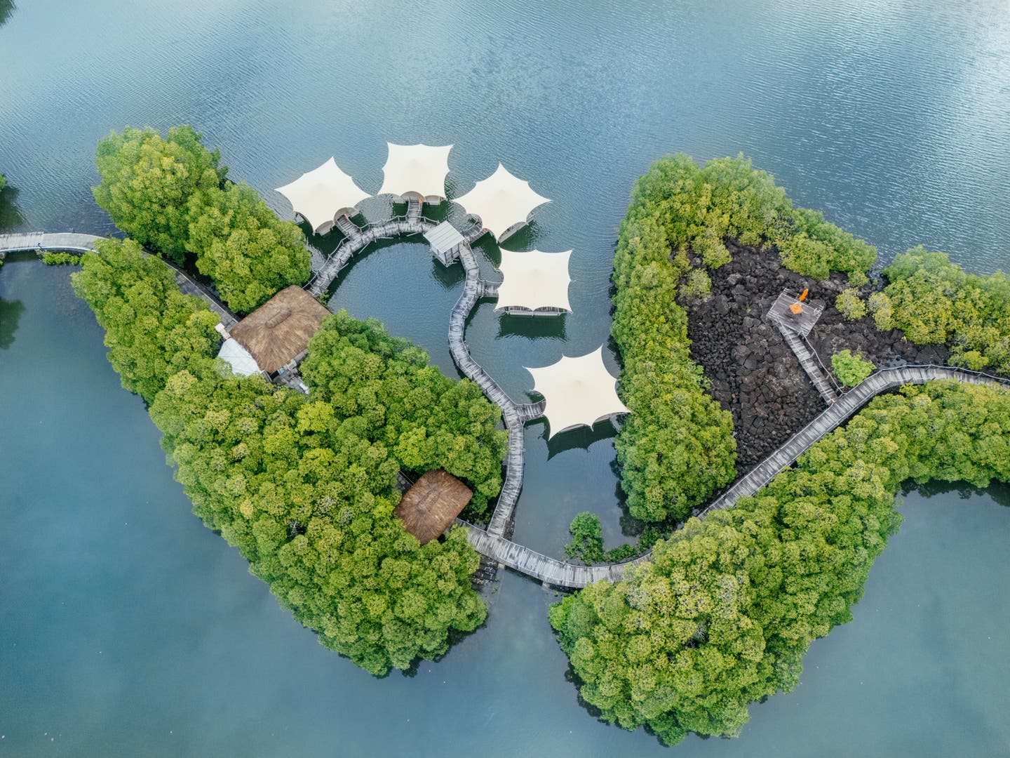 Exklusive private Cabanas und Häuser mitten im Meer über einen Steg verbunden