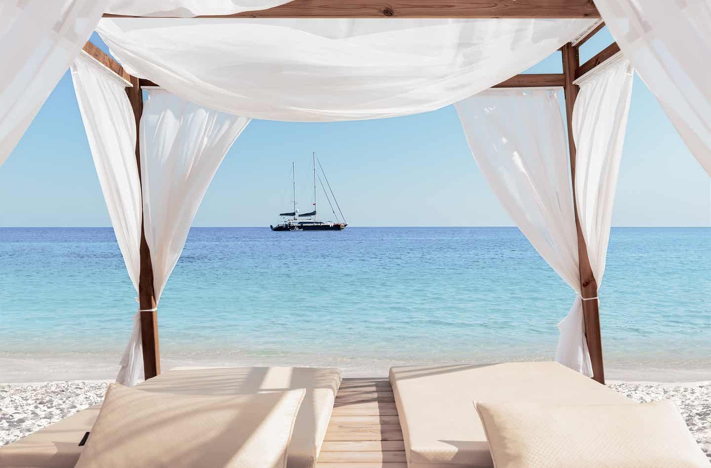 Puerto Plata Urlaub mit DERTOUR. Strandbett für zwei mit Blick auf die Karibik