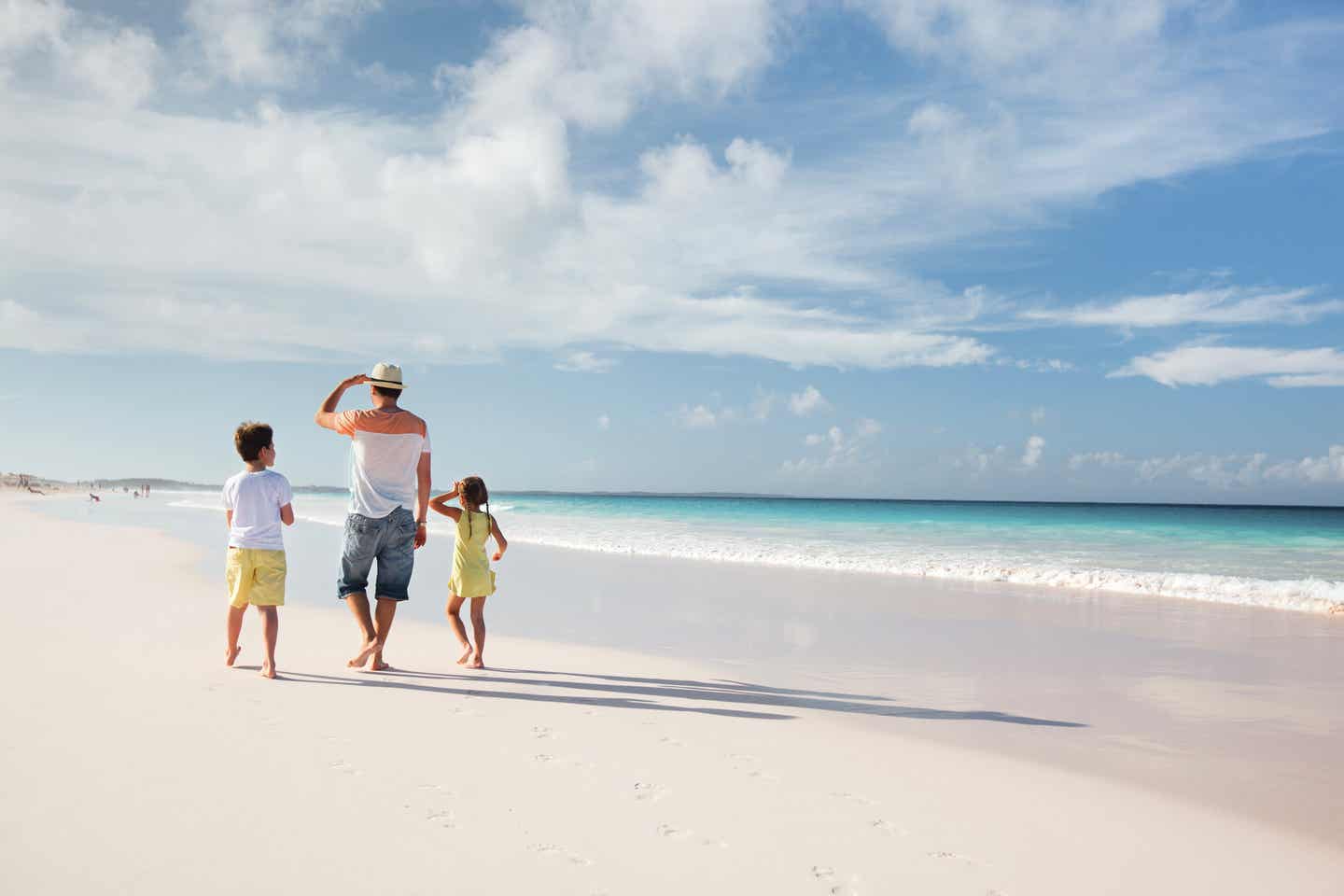 Familie am Strand auf den Bahamas