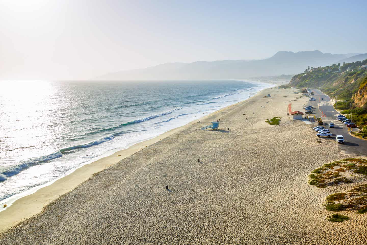 Luftaufnahme der Küstenlinie des Zuma Beach in Kalifornien bei Sonnenaufgang