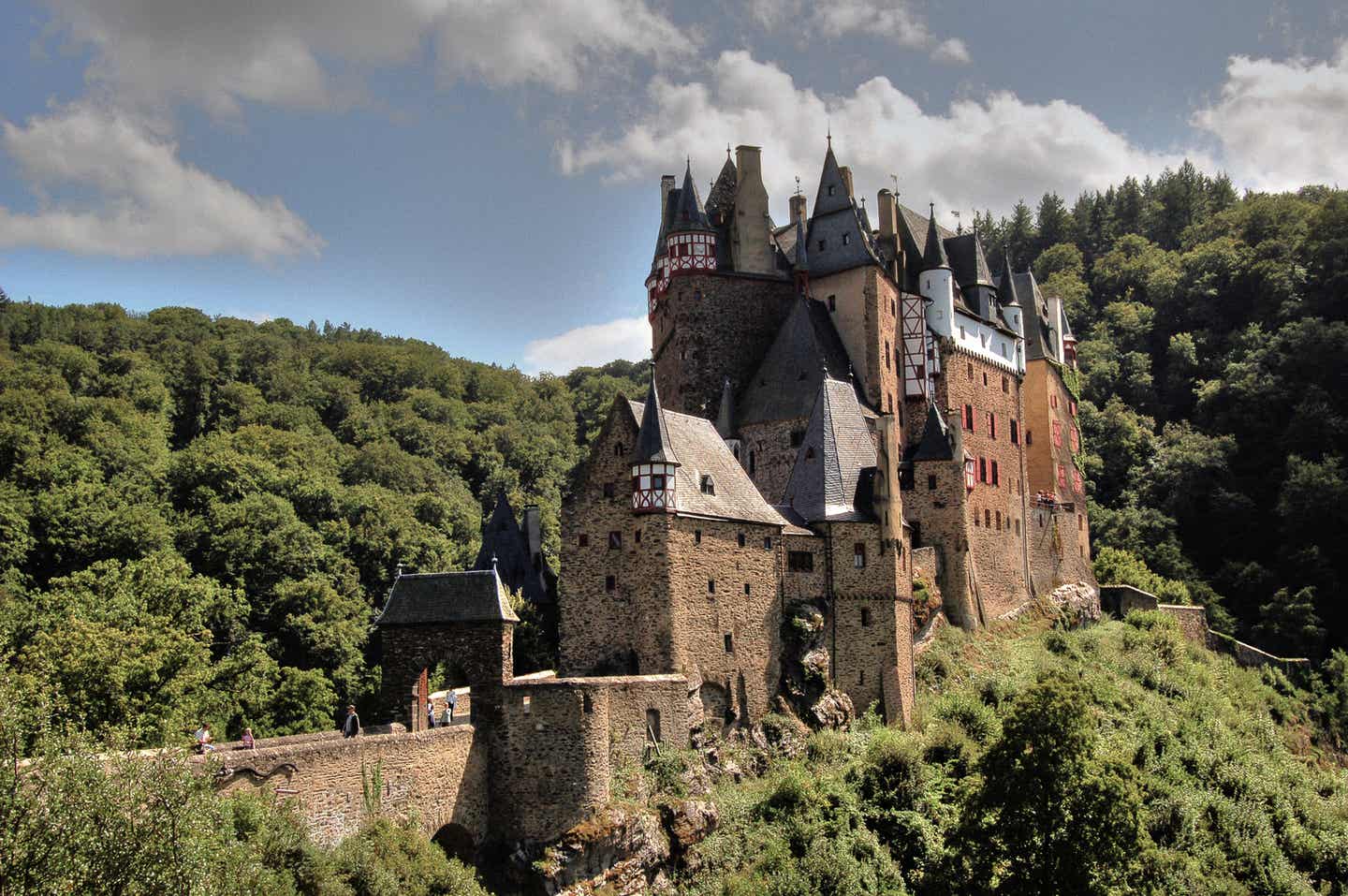 Urlaub in Rheinland-Pfalz mit DERTOUR. Mittelalterliche Burg Eltz im Wald bei Wierschem