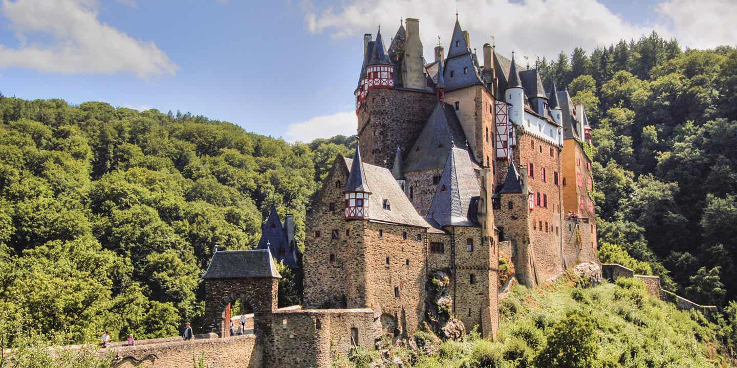 Urlaub in Rheinland-Pfalz mit DERTOUR. Mittelalterliche Burg Eltz im Wald bei Wierschem
