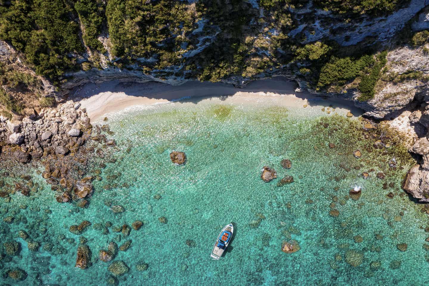 Kefalonia Urlaub mit DERTOUR. Drohnenaufnahme einer abgeschiedenen Bucht bei Lixouri auf Kefalonia