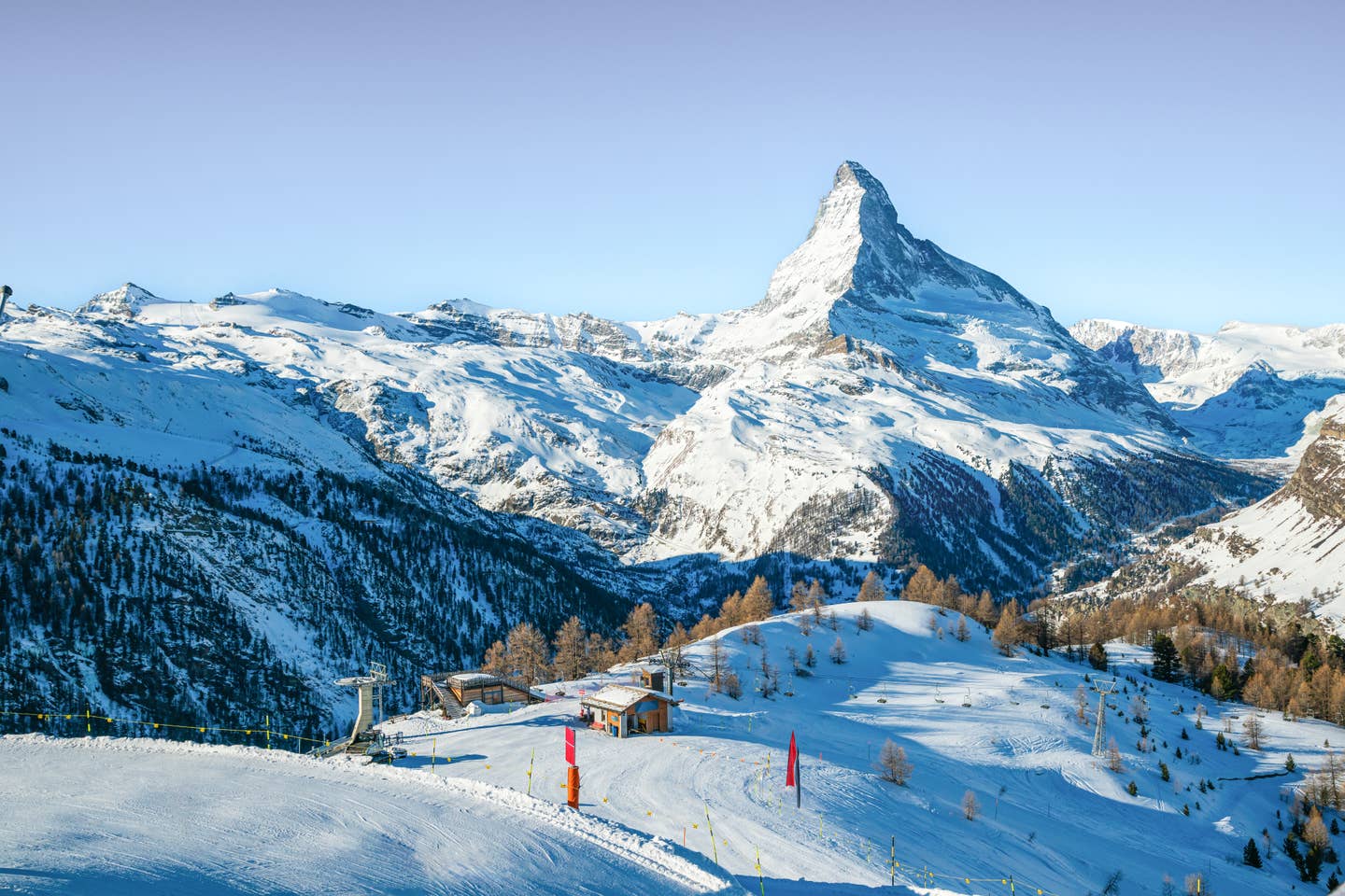 Skiurlaub in der Schweiz: Abfahren vor der atemberaubenden Matterhorn-Kulisse