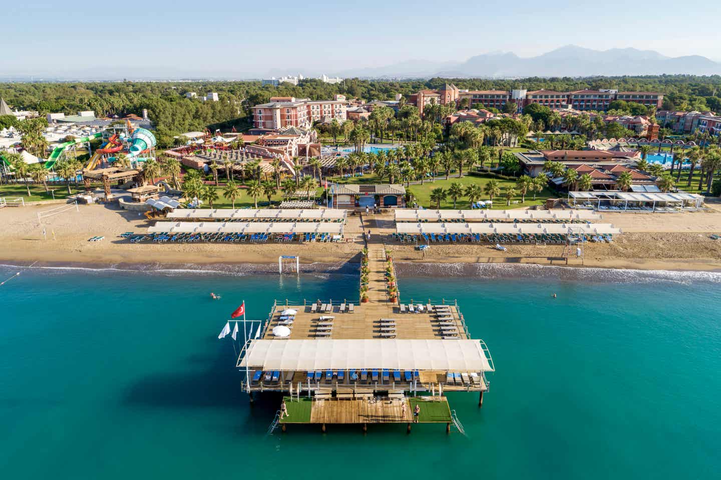 Blick auf das Megasaray Club Belek Hotel vom Meer aus