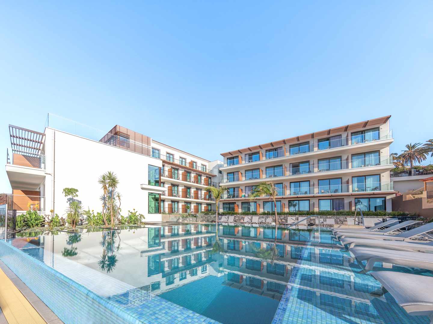 Das Sentido Galomar als eines unserer besten Wellnesshotels Gebäude des Sentido Galomar mit Pool und Sonnenliegen