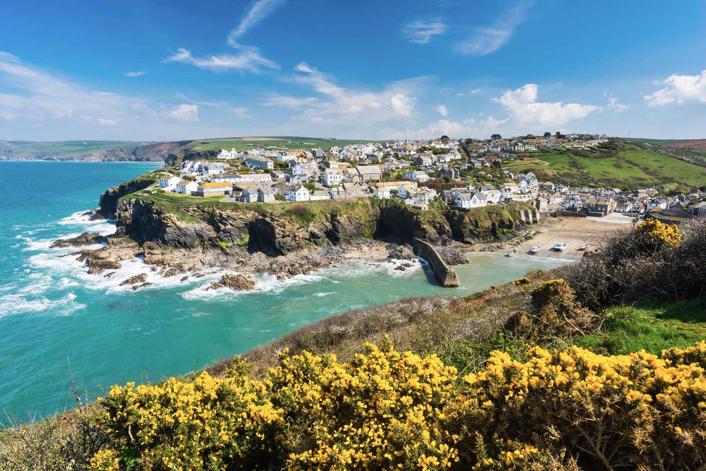 Port Isaac in Cornwall, Bucht mit Meer und eine Stadt mit Cottages auf den Klippen Port Isaac in Cornwall, Bucht mit Meer und eine Stadt mit Cottages auf den Klippen