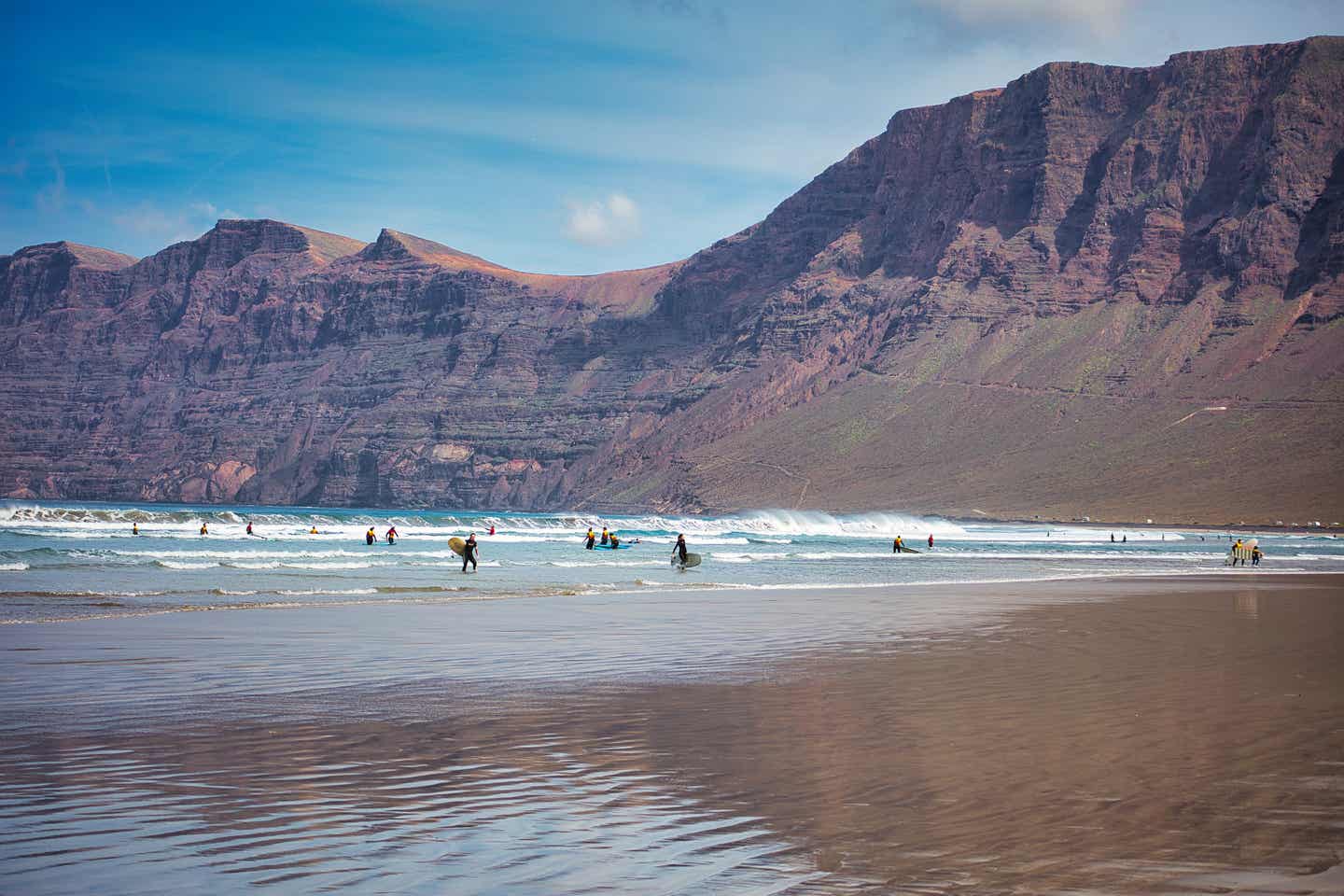 Kanaren Blick auf Wellen und Surfer