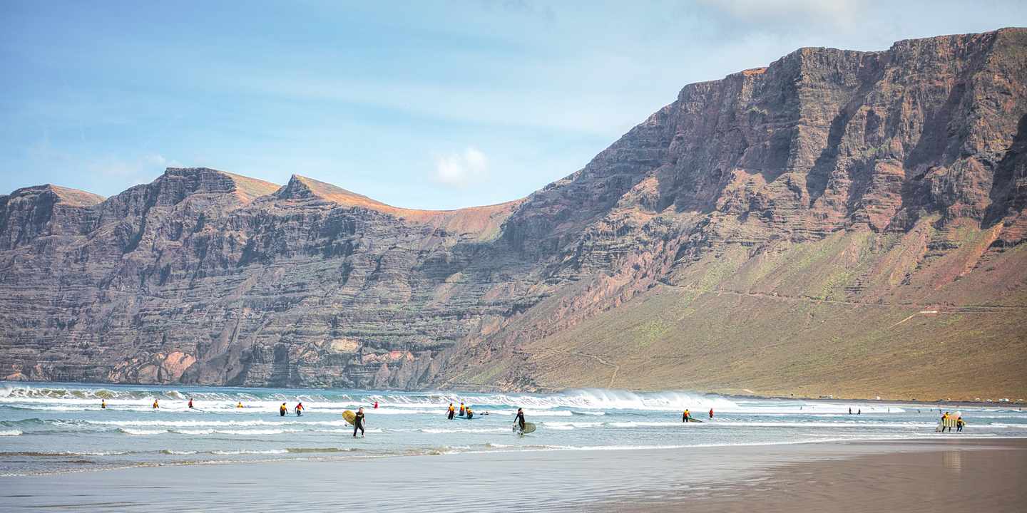 Kanaren Blick auf Wellen und Surfer