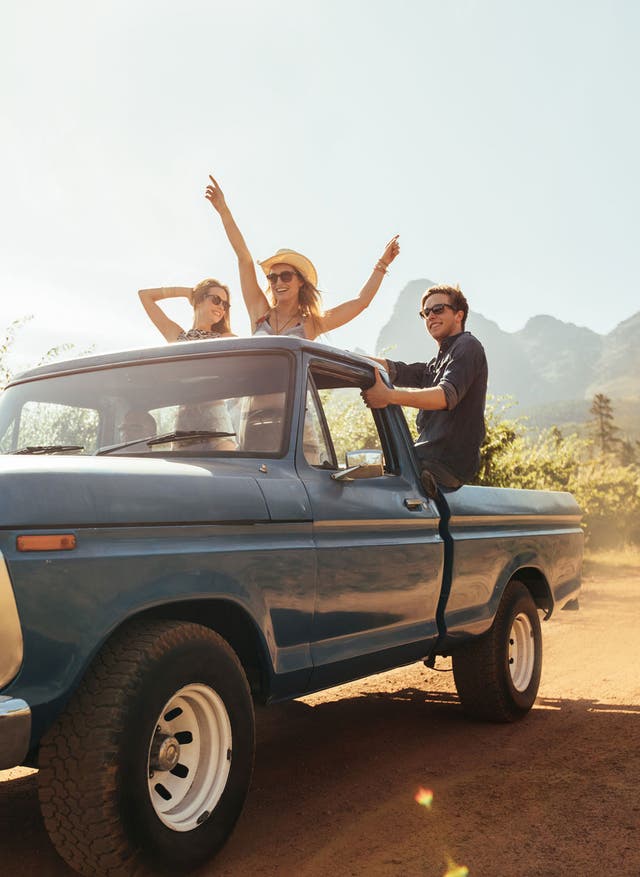 Mietwagen finden Urlauber sitzen in Mietwagen