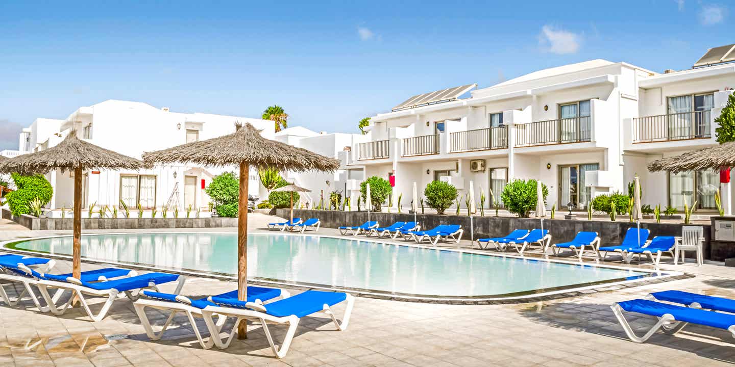 Floresta Hotel Lanzarote: Ruhiger Bereich der Appartementanlage mit Pool und Liegen – für Familien geeignet