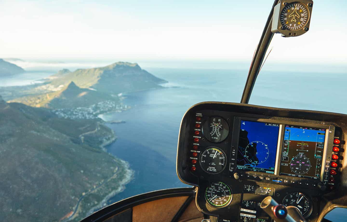 Luftblick von einem Helikopterflug über Kapstadt. Im Vordergrund das Cockpit des Helikopters