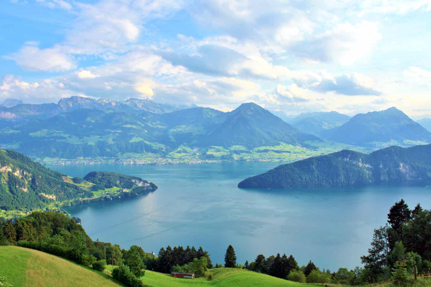 Blick auf den Vierwaldstädter See mit Gebirgskulisse nahe Luzern