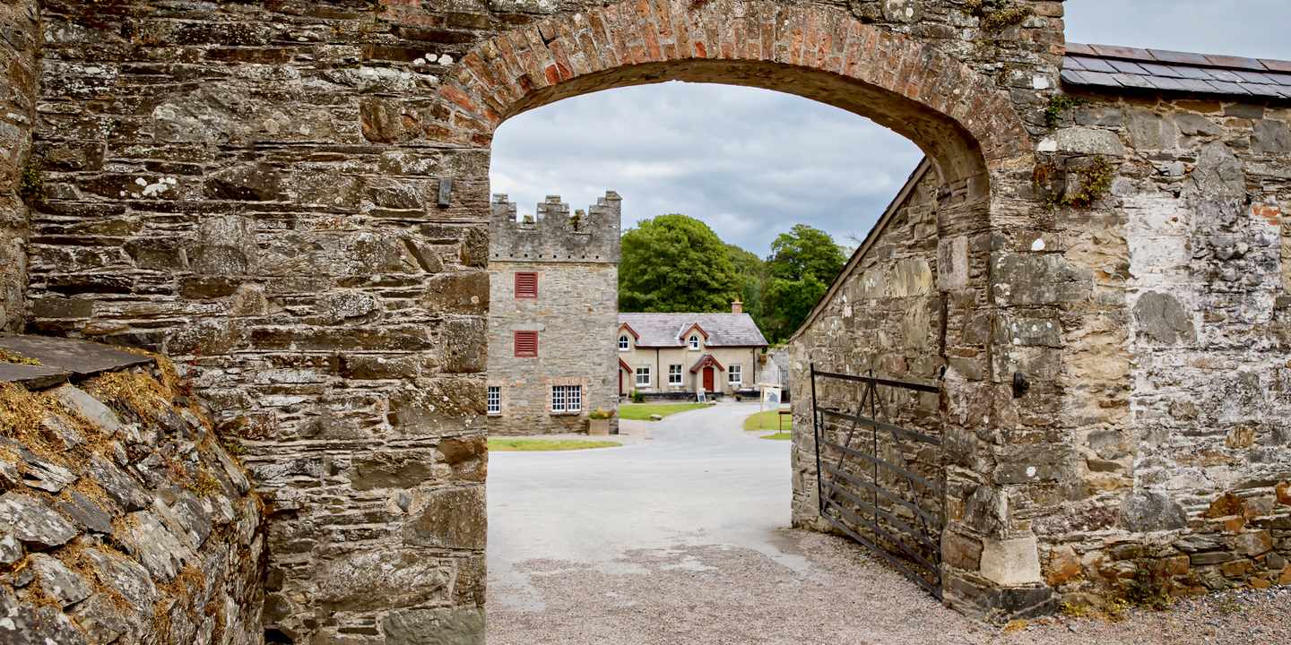 Blick durch ein Einangstor zum Castle Ward in Nordirland, das als Drehort für „Game of Thrones“ genutzt wurde