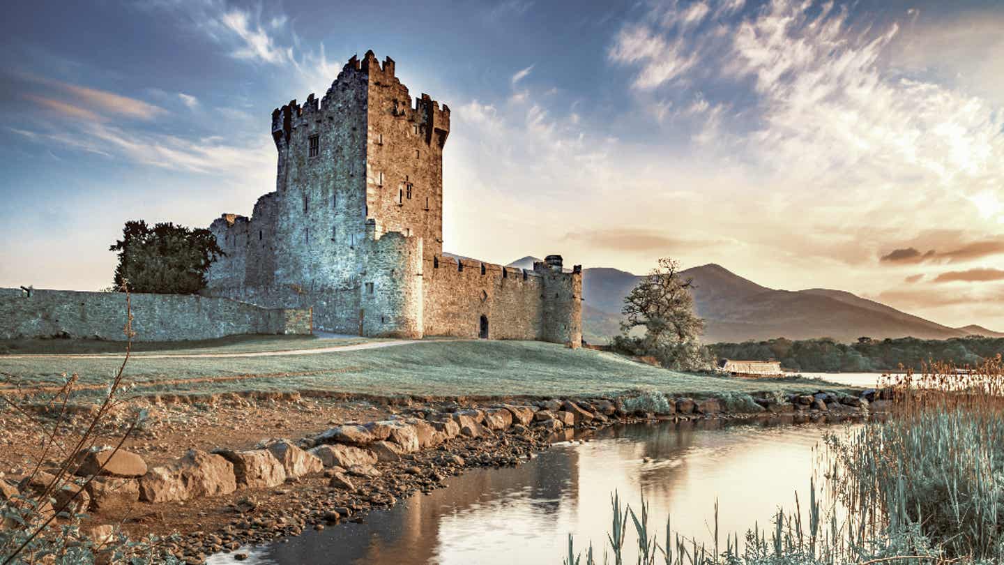 Ross Castle erzählt Geschichte am Seeufer – oft starten hier Bootstouren durch den Killarney Nationalpark Ross Castle am See Lough Leane im Killarney Nationalpark, umgeben von Bergen und Wasser
