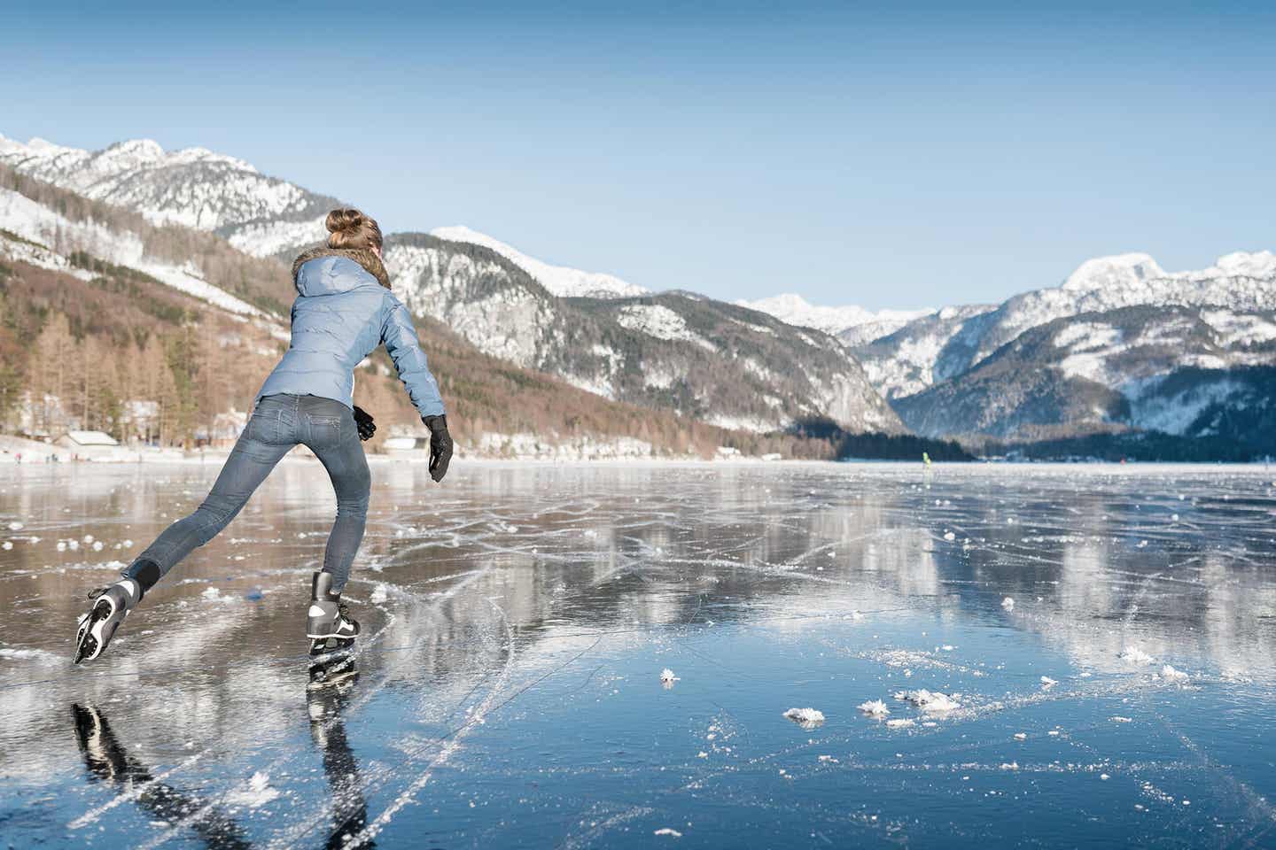 Eislaufen auf dem Grundlsee in Österreich