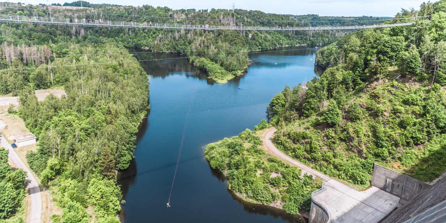 Die Hängebrücke spannt sich über den Stausee der Rappbodetalsperre