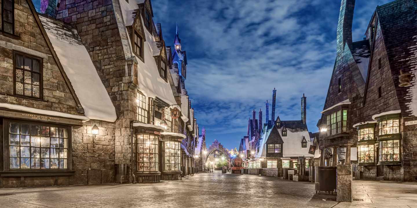 Blick auf Hogsmeade in der „The Wizarding World of Harry Potter™" im Universal Orlando Resort