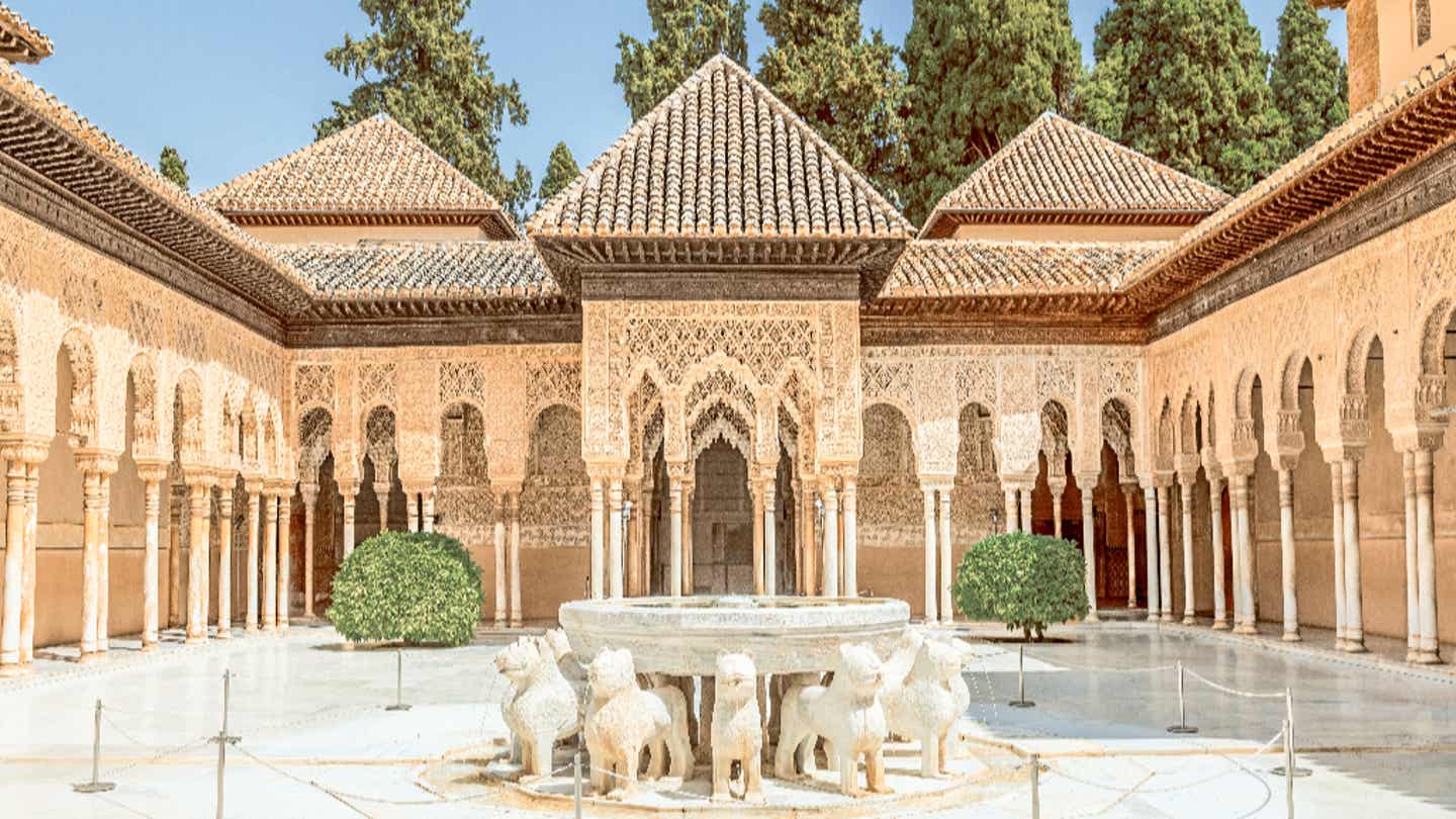 Patio de los Leones in der Alhambra de Granada, Andalusien Sehenswürdigkeit mit filigraner Architektur und Löwenbrunnen