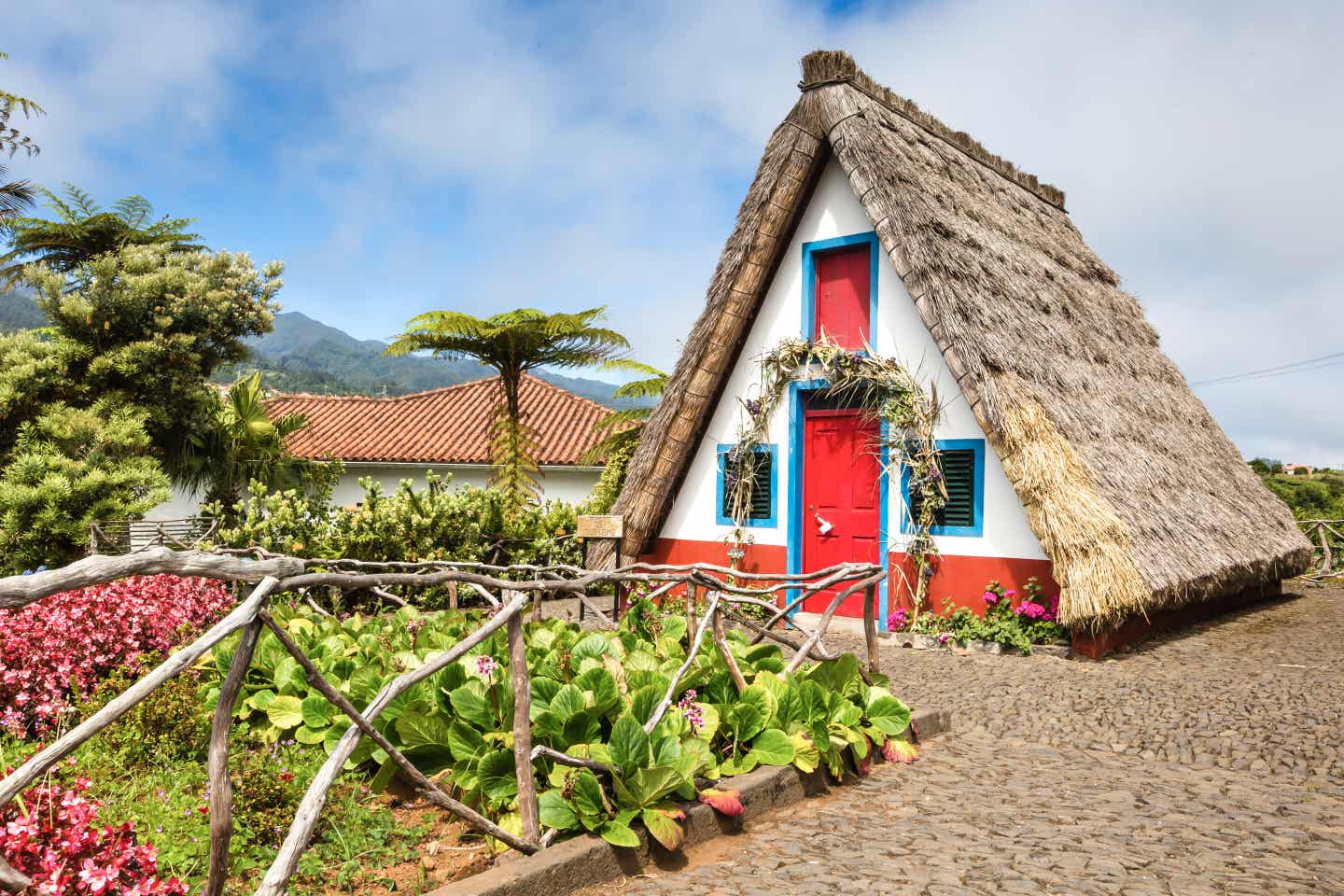 Typisch dreieckiges Nurdach-Haus auf Madeira