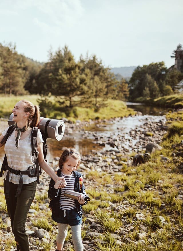 Wandern mit Kindern Wandern mit Kindern – Glückliche Familie beim Wandern