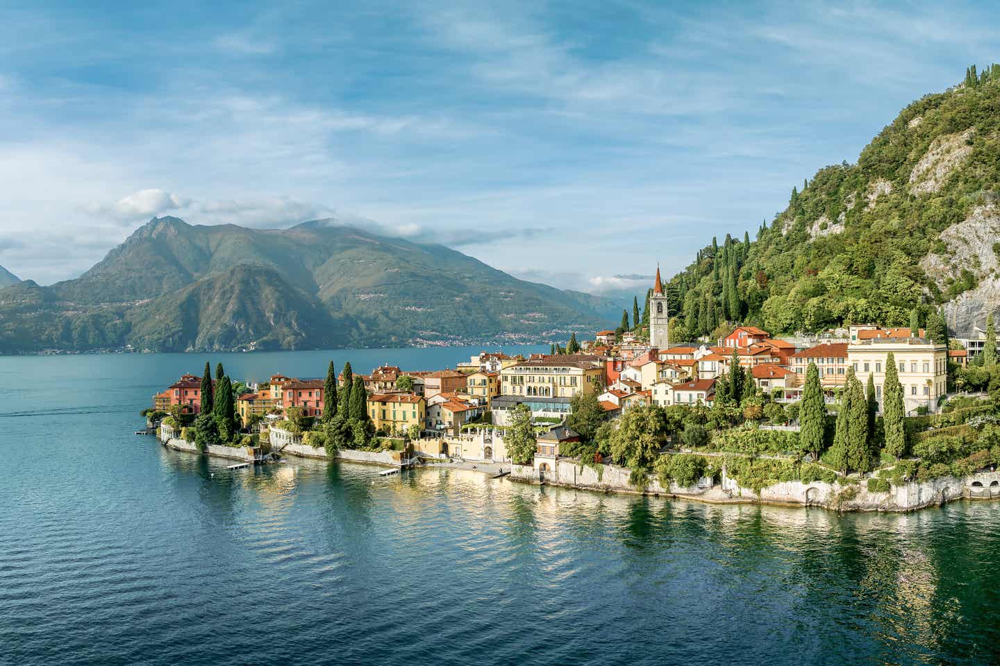 Landschaft mit der Stadt Varenna am Comer See