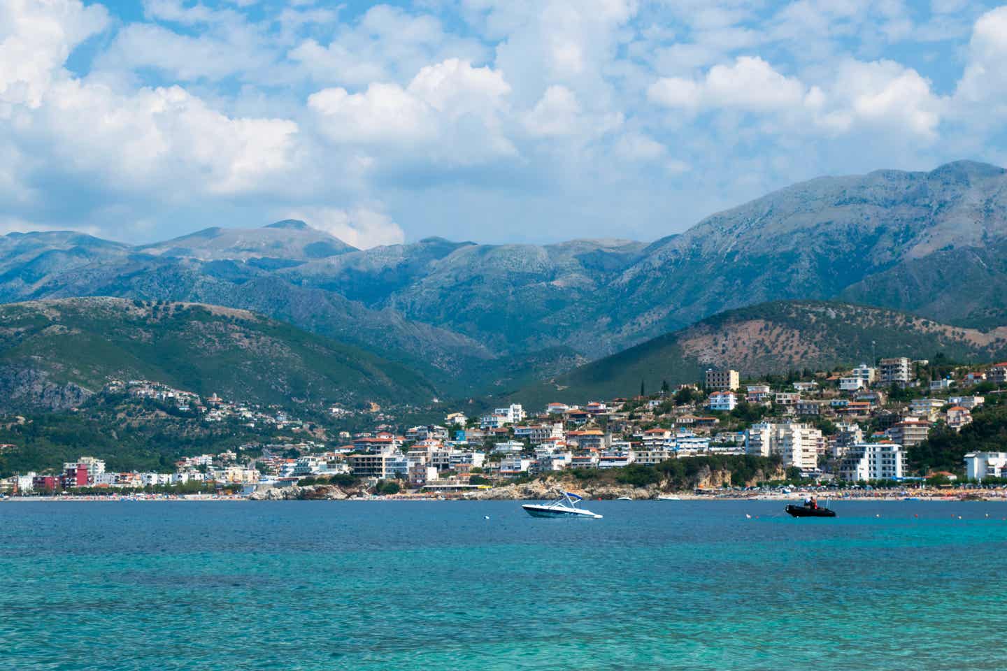 Adriatisches Meer und die Stadt Himare: entdecke Albaniens schönste Orte