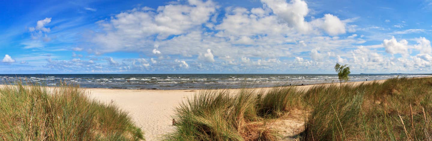 Strandurlaub Ostsee. Blick auf Strand und See.