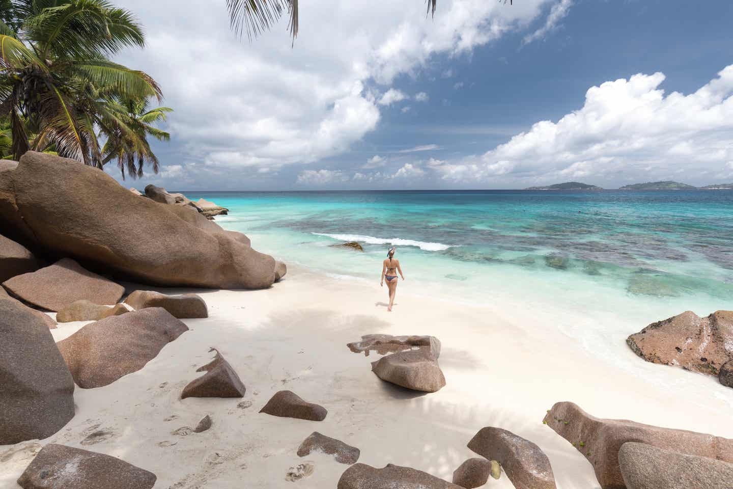 Der Anse Patates auf den Seychellen punktet mit malerischen Felsen und weichem, weißen Sand