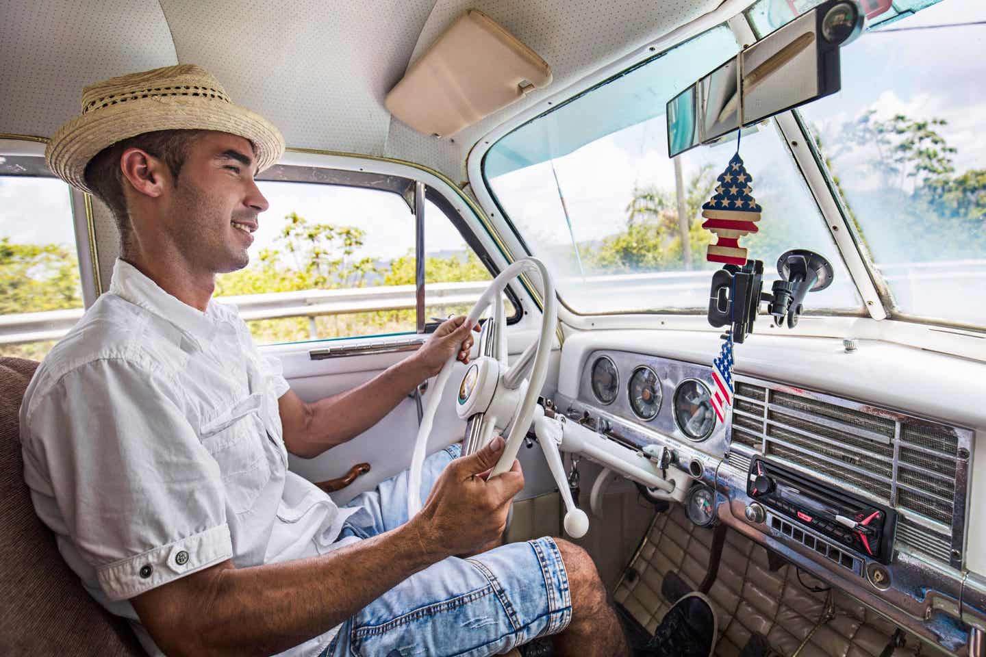 Oldtimer-Fahrer im Valle de Viñales