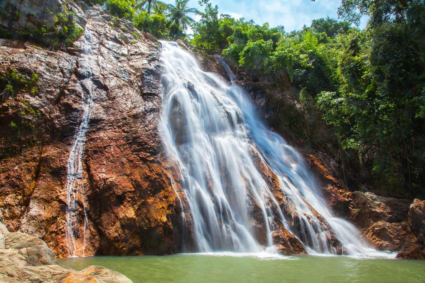 Wasserfall vor grünem Dschungel