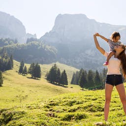schweiz-bergtal-mutter-mit-kind-beim-wandern-g-1318697327.png
