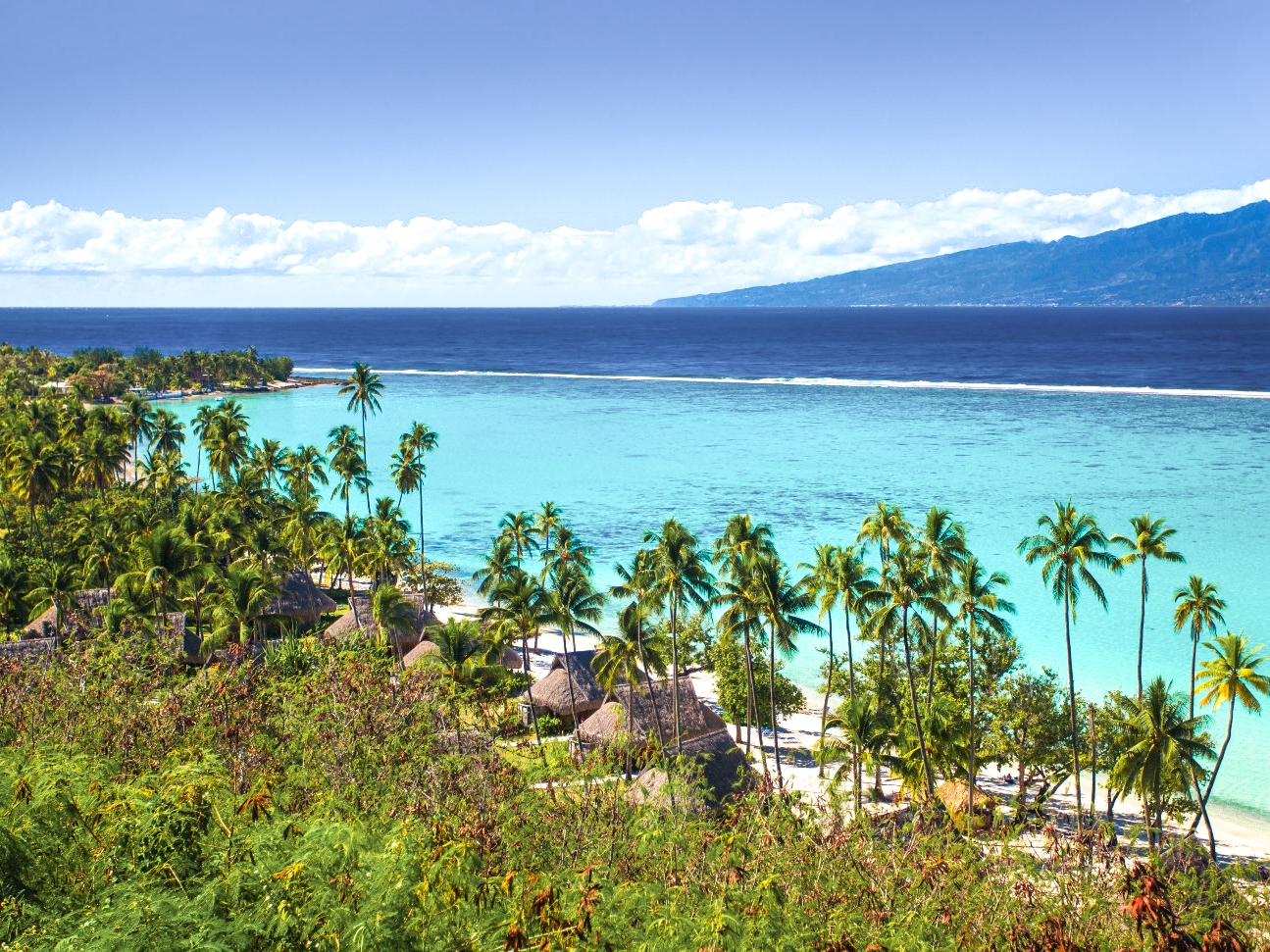 Französisch-Polynesien – Strand auf Moorea mit Blick auf Tahiti