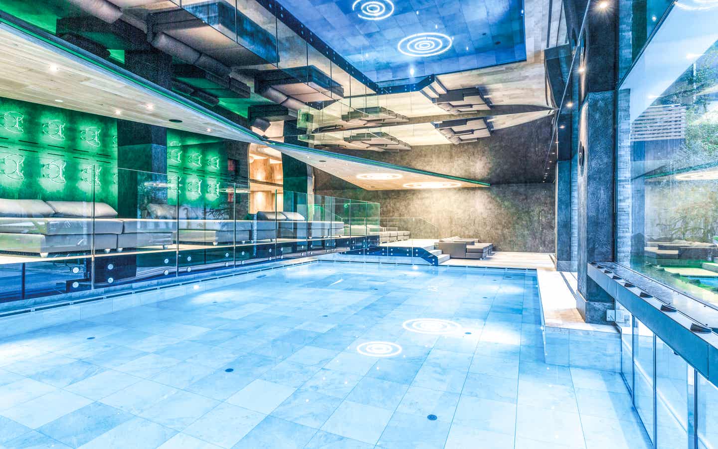 Die elegante Innenpool-Anlage im Stroblhof Active Family Spa Resort in Südtirol