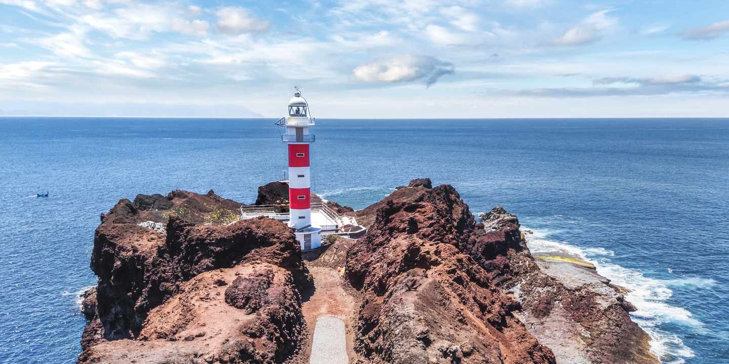 Leuchtturm Punta de Teno auf Teneriffa auf vulkanischer Landzunge im Atlantik mit Blick auf das offene Meer