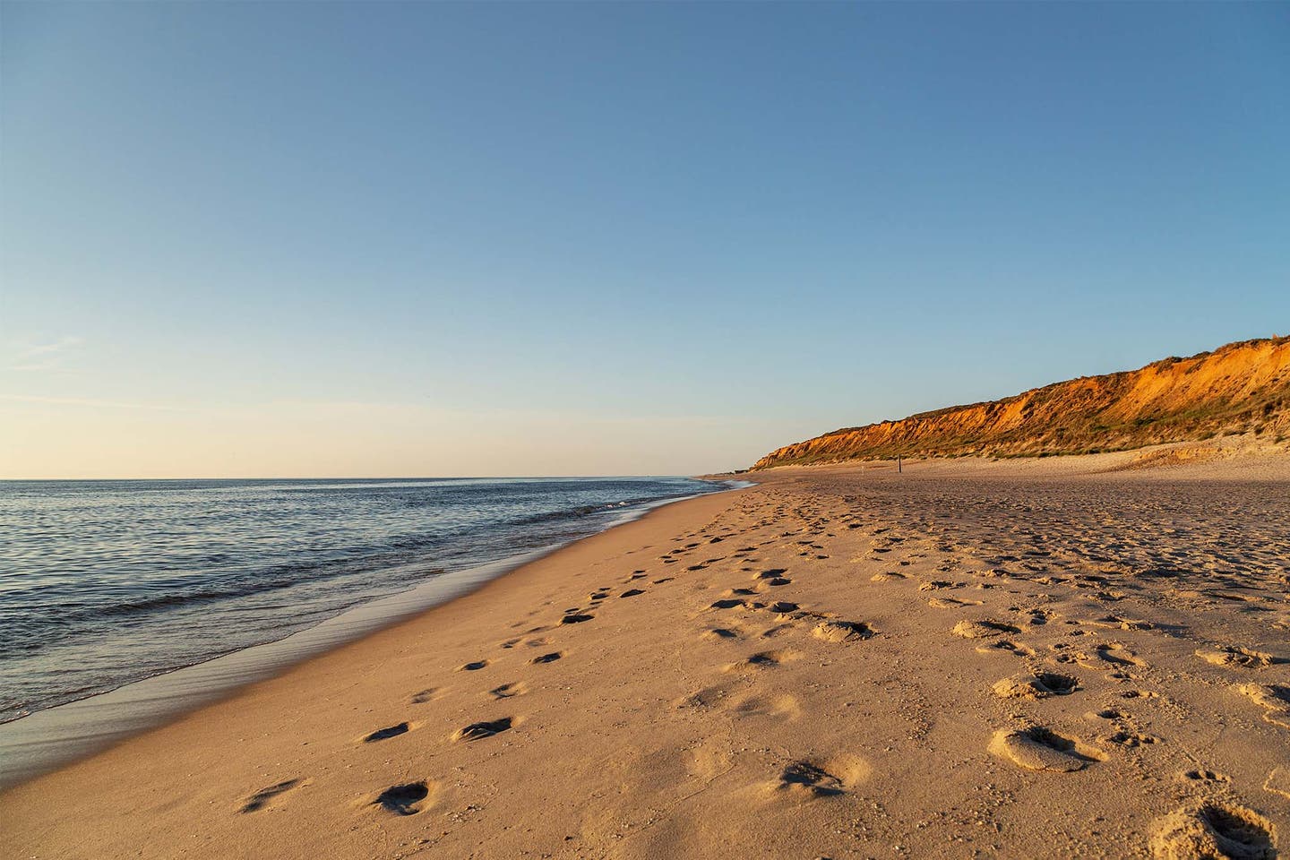 Fußspuren im Sand am Roten Kliff auf Sylt