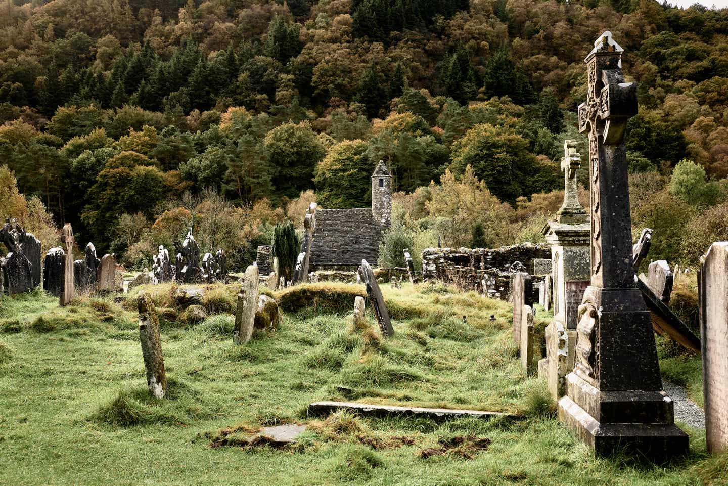 Ein alter Friedhof in Glendalough in Irland Ein alter Friedhof in Glendalough in Irland