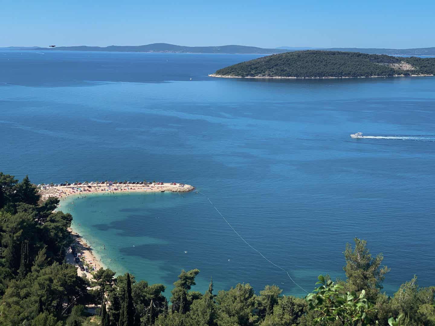 Split Strände: Panoramaaufnahme des Kasjuni-Strands vom Marjan-Hügel aus fotografiert