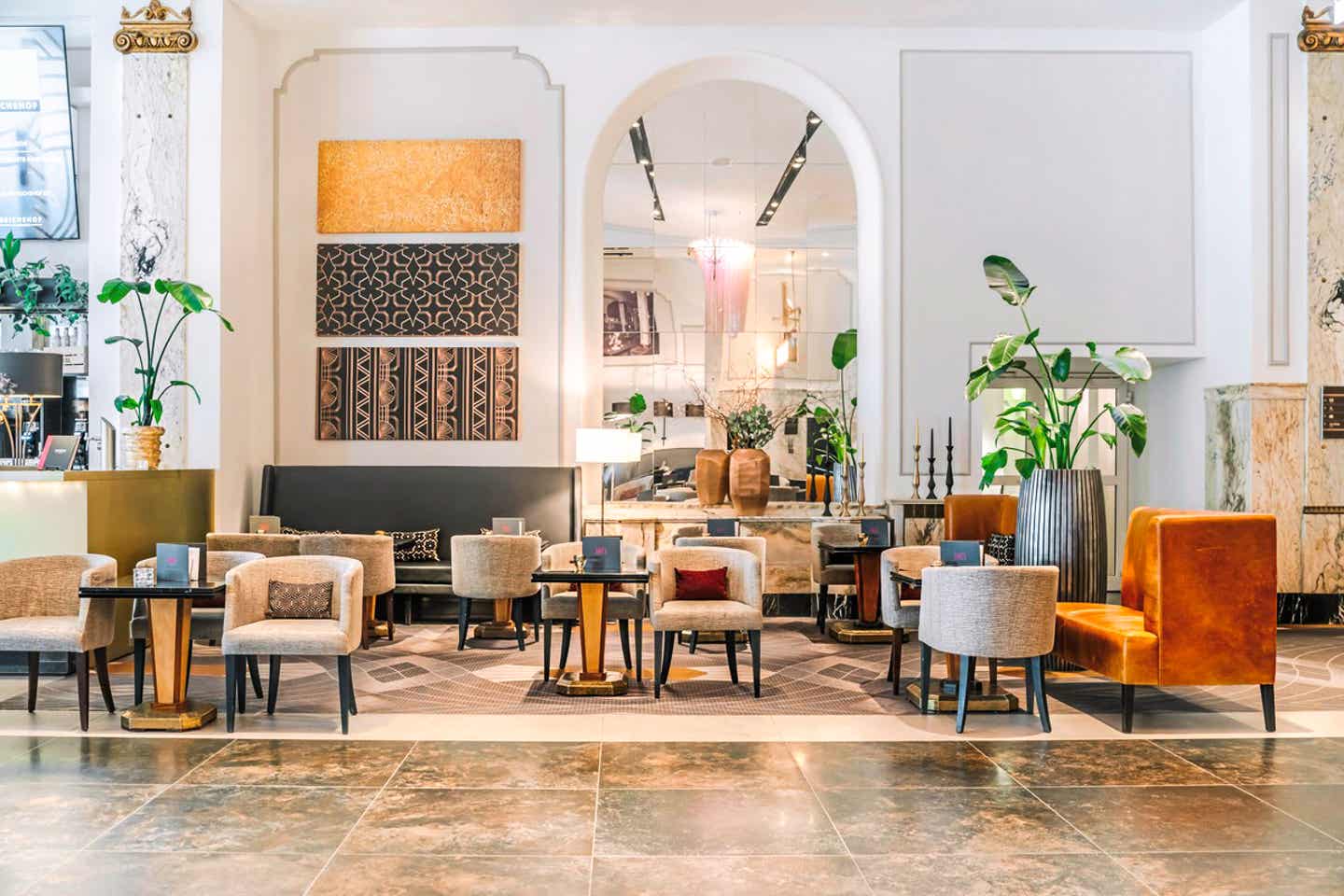 Schönste Hotels Hamburg: das Hotel Reichshof punktet mit viel Charme und exquisiter zentraler Lage Blick auf die Lobby im Hotel Reichshof in Hamburg